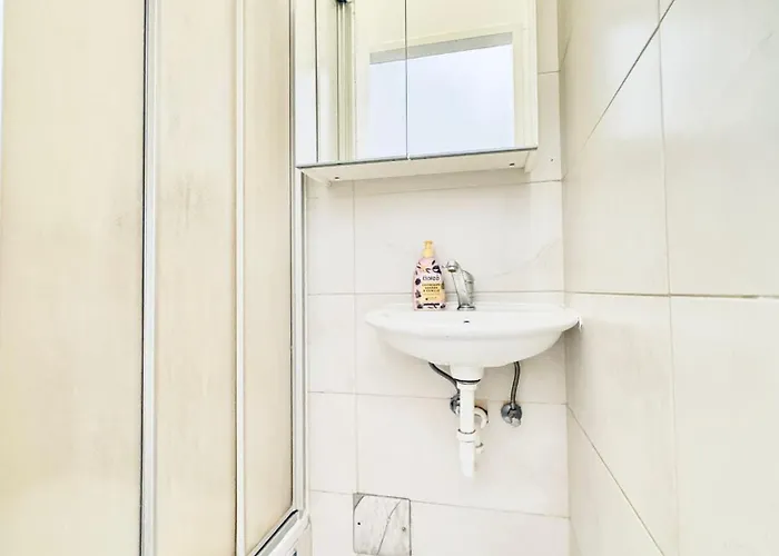 Modern 3br Near Fac Platz, 10-min Walk Διαμέρισμα *